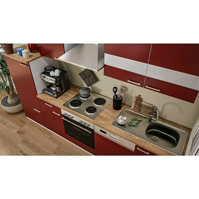 Respekta Küchenzeile Malia - Breite: 280 cm, Rot, Mit Elektrogeräten, Dekor Arbeitsplatte: Holzoptik, Volumen Backofen: 58 l - Küchenansicht mit rotem Küchenschrank, Spüle, Herd und Kaffeemaschine. Die Küchenzeile ist modern und funktional eingerichtet.