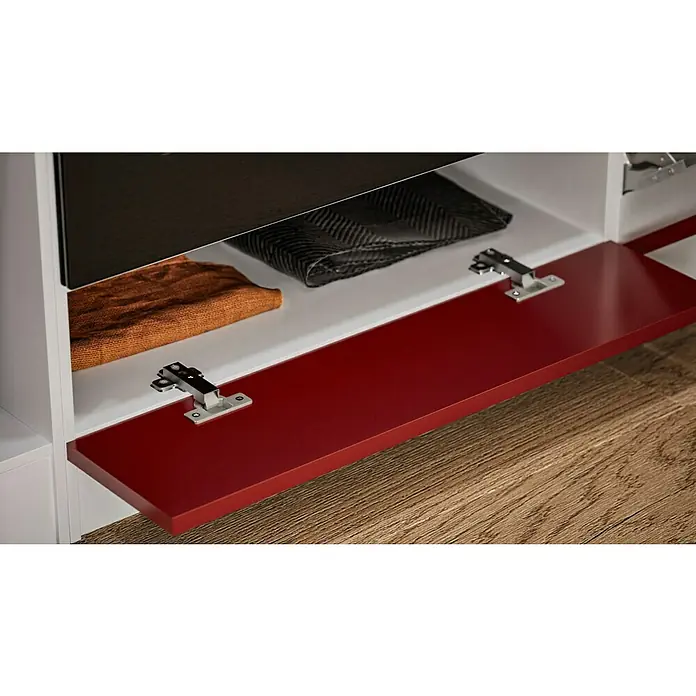Respekta Küchenzeile Malia - Breite: 280 cm, Rot, Mit Elektrogeräten, Dekor Arbeitsplatte: Holzoptik, Volumen Backofen: 58 l - Nahaufnahme eines offenen roten Schranks mit Beschlägen und Gegenständen im Schrank.