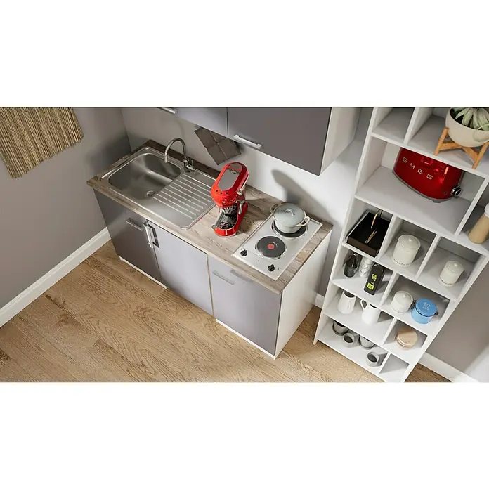 Respekta Singleküche Luis - Breite: 150 cm, Grau, Mit Duo-Kochmulde, Farbe Arbeitsplatte: Eiche York - Eine moderne Küche mit Spüle, Kaffeemaschine, Kochfeld und Regalen, ideal für kleine Räume. Die Anordnung ist platzsparend und funktional.