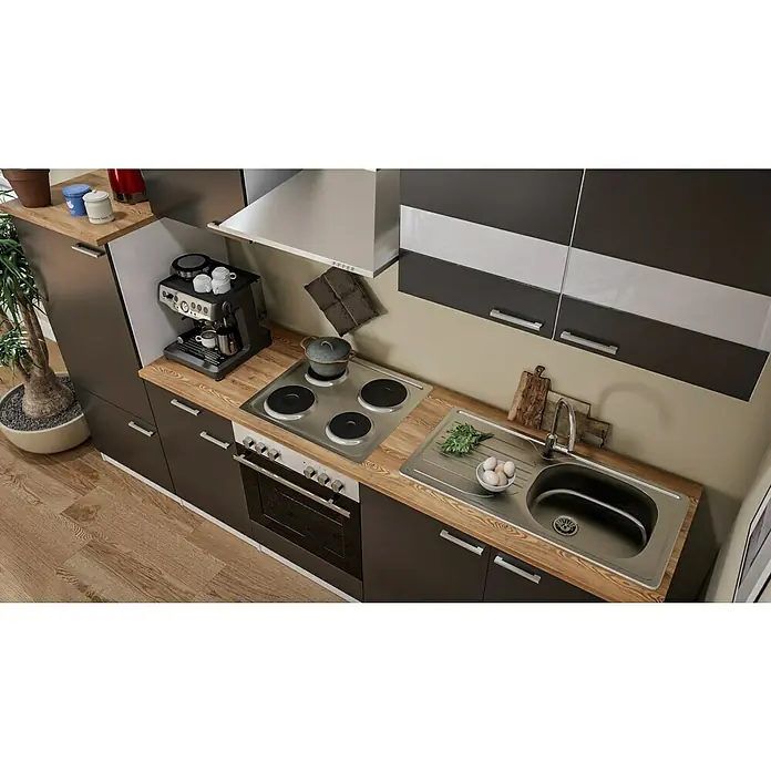 Respekta Küchenzeile Malia - Breite: 270 cm, Grau, Mit Elektrogeräten, Dekor Arbeitsplatte: Holzoptik, Volumen Backofen: 58 l - Ansicht einer Küche mit Spüle, Herd, Kochfeld und Kaffeemaschine. Die Küchenschränke sind in Grau gehalten, die Arbeitsplatte ist in Holzoptik gestaltet.
