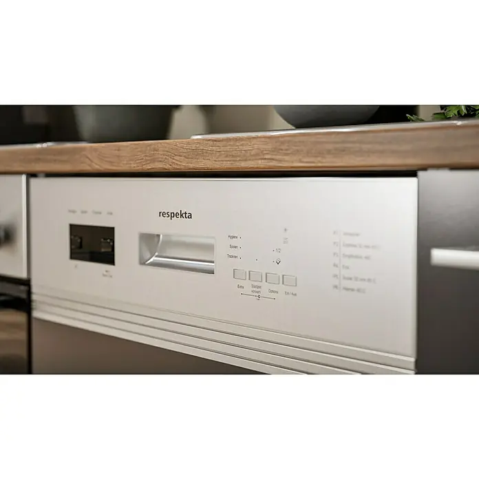 Respekta Küchenzeile Malia - Breite: 280 cm, Grau, Mit Elektrogeräten, Dekor Arbeitsplatte: Holzoptik, Volumen Backofen: 58 l - Nahaufnahme eines Respekta Geschirrspülers, der unter einer hölzernen Arbeitsplatte eingebaut ist, mit Blick auf die Bedienelemente.