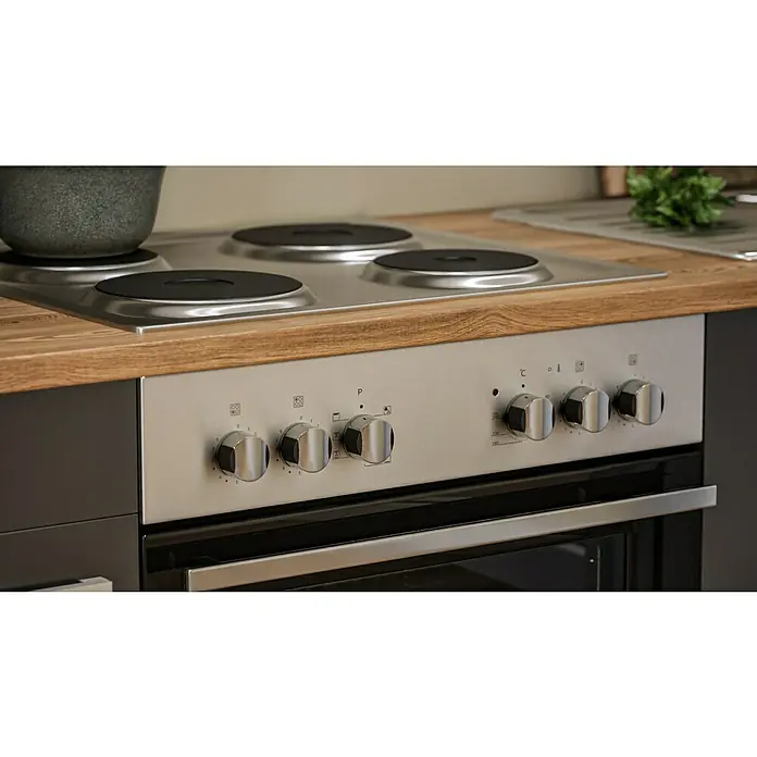 Respekta Küchenzeile Malia - Breite: 270 cm, Grau, Mit Elektrogeräten, Dekor Arbeitsplatte: Holzoptik, Volumen Backofen: 58 l - Nahaufnahme eines modernen Elektroherds mit Kochfeld und Drehknöpfen zur Steuerung von Herdplatten und Ofenfunktionen.