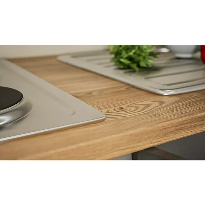 Respekta Küchenzeile Malia - Breite: 270 cm, Grau, Mit Elektrogeräten, Dekor Arbeitsplatte: Holzoptik, Volumen Backofen: 58 l - Detailaufnahme einer Arbeitsplatte aus Holz mit eingebautem Kochfeld und Spülbecken, ideal für eine moderne Küche.
