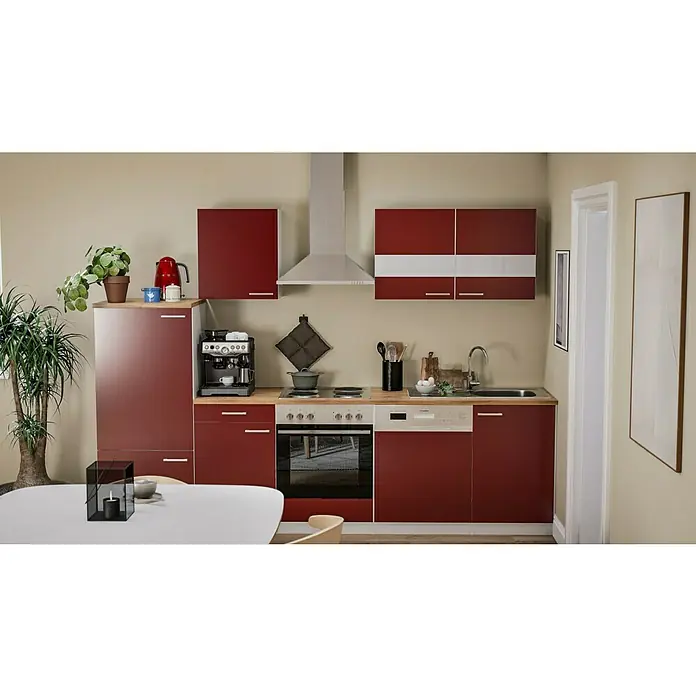 Respekta Küchenzeile Malia - Breite: 280 cm, Rot, Mit Elektrogeräten, Dekor Arbeitsplatte: Holzoptik, Volumen Backofen: 58 l - Modern eingerichtete Küche in Weinrot mit Spüle, Herd, Backofen, Geschirrspüler und diversen Hängeschränken. Auf der Arbeitsfläche stehen Küchenutensilien.