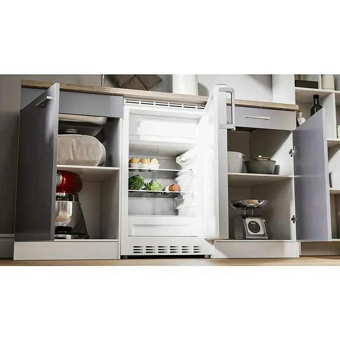 Respekta Singleküche Luis - Breite: 150 cm, Grau, Mit Duo-Kochmulde, Farbe Arbeitsplatte: Eiche York - Küchenbild mit eingebautem Kühlschrank, flankiert von Schränken, die Küchenutensilien wie Mixer und Waage enthalten.