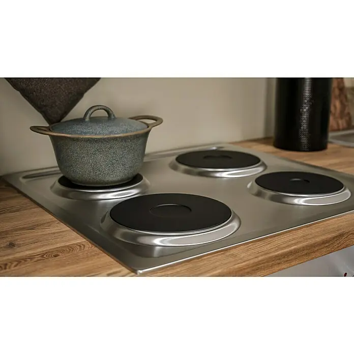 Respekta Küchenzeile Malia - Breite: 280 cm, Schwarz, Mit Elektrogeräten, Dekor Arbeitsplatte: Holzoptik, Volumen Backofen: 58 l - Kochfeld mit vier Kochplatten, auf dem ein Topf steht. Das Kochfeld ist aus Edelstahl und die Kochplatten sind schwarz.