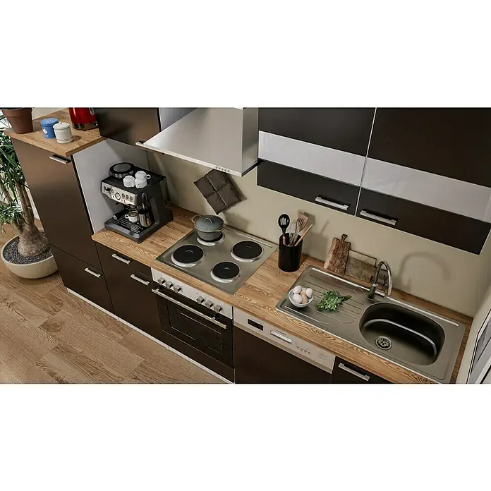 Respekta Küchenzeile Malia - Breite: 280 cm, Schwarz, Mit Elektrogeräten, Dekor Arbeitsplatte: Holzoptik, Volumen Backofen: 58 l - Moderne Küche mit braunen Schränken, einer silbernen Spüle, einem Kochfeld und einem eleganten Kaffeevollautomaten. Pflanzen bringen Leben in den Raum.