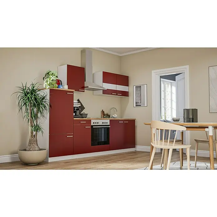 Respekta Küchenzeile Malia - Breite: 270 cm, Rot, Mit Elektrogeräten, Dekor Arbeitsplatte: Holzoptik, Volumen Backofen: 58 l - Küchenansicht mit burgunderroten Schränken, Dunstabzugshaube und Esstisch mit Stühlen, wodurch ein modernes und funktionales Küchendesign entsteht.