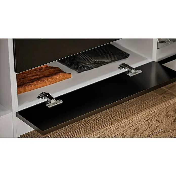 Respekta Küchenzeile Malia - Breite: 280 cm, Schwarz, Mit Elektrogeräten, Dekor Arbeitsplatte: Holzoptik, Volumen Backofen: 58 l - Nahaufnahme eines offenen Schranks mit einem schwarzen Regal und silbernen Scharnieren, in dem ein braunes Tuch und eine schwarze Tasche liegen.