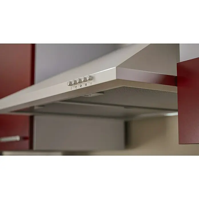 Respekta Küchenzeile Malia - Breite: 270 cm, Rot, Mit Elektrogeräten, Dekor Arbeitsplatte: Holzoptik, Volumen Backofen: 58 l - Nahaufnahme einer Dunstabzugshaube, die zwischen zwei roten Küchenschränken montiert ist und über Drehknöpfe zur Steuerung verfügt.