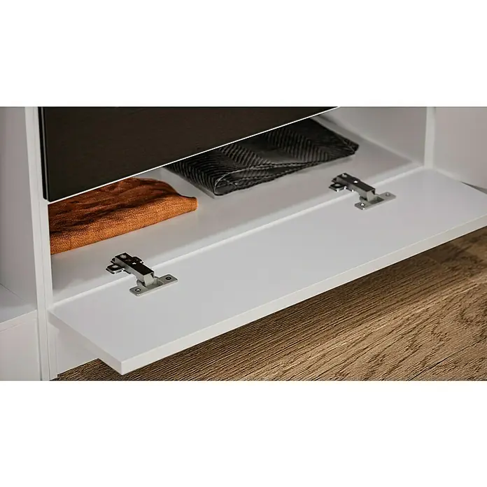 Respekta Küchenzeile Malia - Breite: 270 cm, Weiß, Mit Elektrogeräten, Dekor Arbeitsplatte: Holzoptik, Volumen Backofen: 58 l - Detailaufnahme eines weißen Möbelfront mit zwei silbernen Scharnieren, darunter ein Holzboden. Ein Tuch und eine Tasche sind im Inneren.