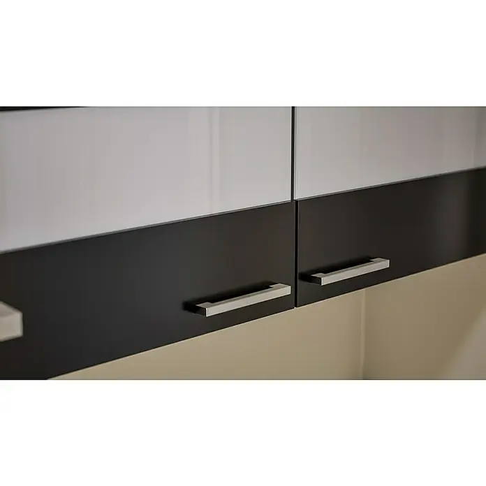 Respekta Küchenzeile Malia - Breite: 280 cm, Schwarz, Mit Elektrogeräten, Dekor Arbeitsplatte: Holzoptik, Volumen Backofen: 58 l - Nahaufnahme von modernen Küchenschränken in Schwarz und Weiß mit stilvollen Griffen. Elegantes Küchendesign für zeitgemäße Wohnräume.