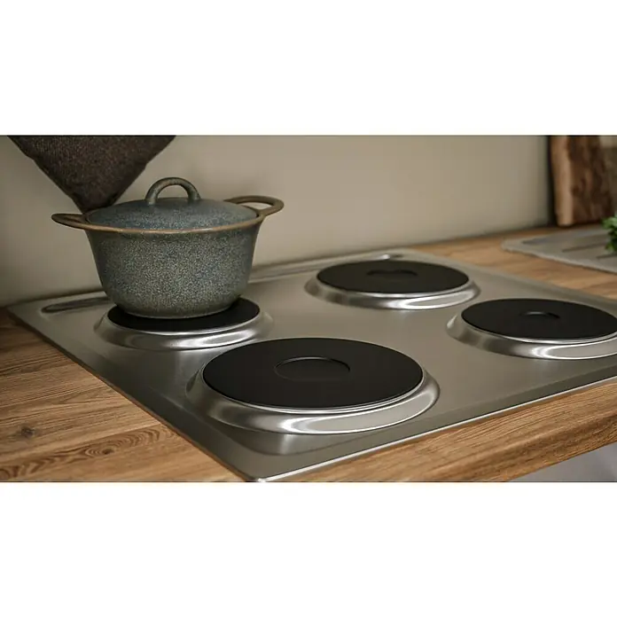 Respekta Küchenzeile Malia - Breite: 270 cm, Rot, Mit Elektrogeräten, Dekor Arbeitsplatte: Holzoptik, Volumen Backofen: 58 l - Nahaufnahme eines Kochfelds mit einem Topf darauf. Das Kochfeld ist aus Edelstahl und hat vier Kochplatten.