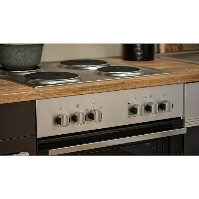 Respekta Küchenzeile Malia - Breite: 280 cm, Schwarz, Mit Elektrogeräten, Dekor Arbeitsplatte: Holzoptik, Volumen Backofen: 58 l - Nahaufnahme eines silbernen Elektroherds mit Kochfeldern, Bedienknöpfen und einem Backofen mit Glasfront.