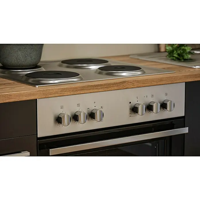 Respekta Küchenzeile Malia - Breite: 270 cm, Schwarz, Mit Elektrogeräten, Dekor Arbeitsplatte: Holzoptik, Volumen Backofen: 58 l - Nahaufnahme eines Herdes mit Glaskeramikkochfeld und Bedienknöpfen, eingebaut in eine moderne Küche. Das Gerät ist aus Edelstahl.