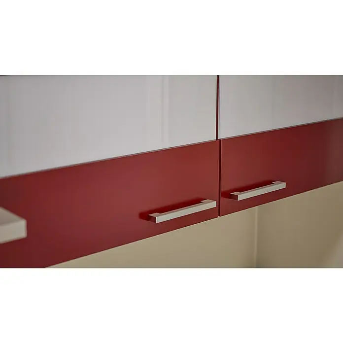 Respekta Küchenzeile Malia - Breite: 270 cm, Rot, Mit Elektrogeräten, Dekor Arbeitsplatte: Holzoptik, Volumen Backofen: 58 l - Nahaufnahme von roten und weißen Hochglanz-Küchenschränken mit modernen Griffen, die ein elegantes Küchendesign zeigen.