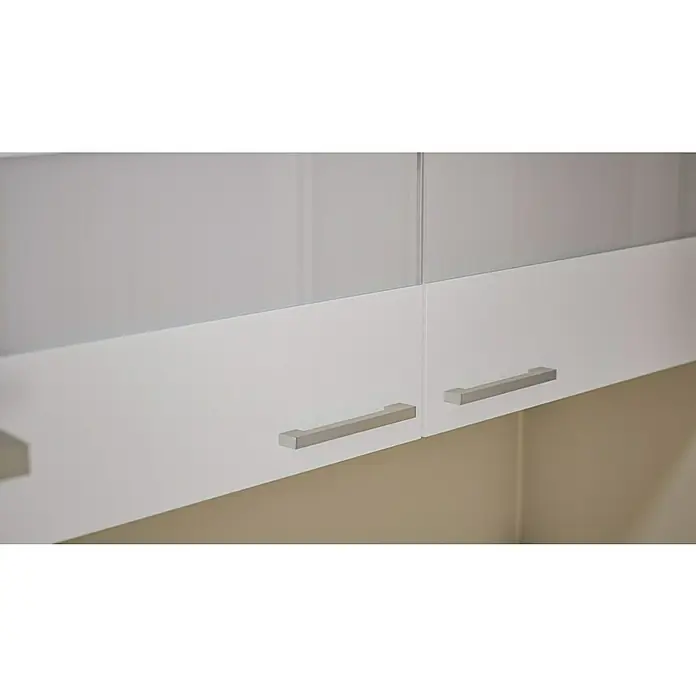 Respekta Küchenzeile Malia - Breite: 270 cm, Weiß, Mit Elektrogeräten, Dekor Arbeitsplatte: Holzoptik, Volumen Backofen: 58 l - Nahaufnahme von modernen Küchenschränken mit eleganten, rechteckigen Griffen, die das schlichte Design unterstreichen.