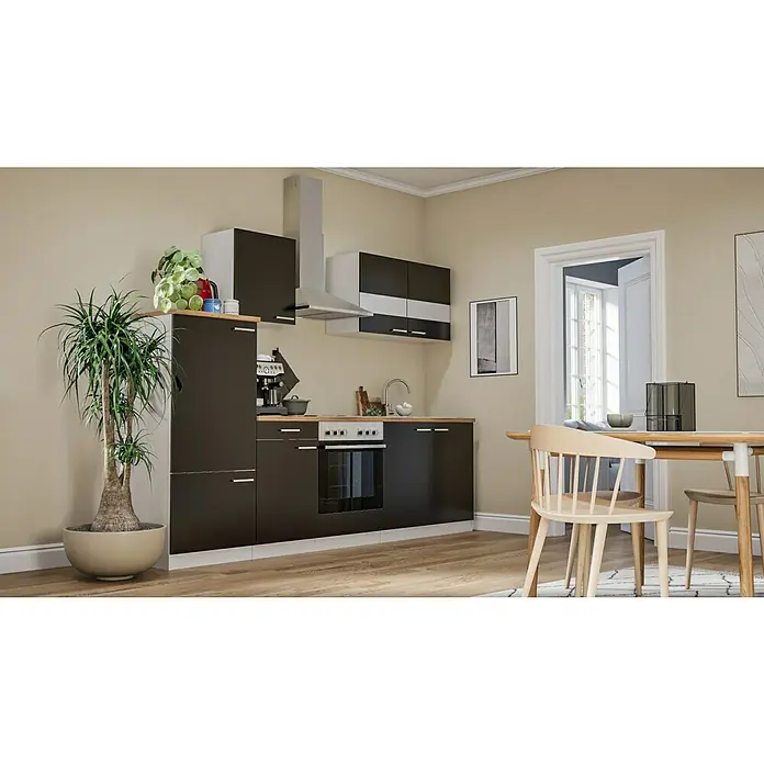 Respekta Küchenzeile Malia - Breite: 270 cm, Schwarz, Mit Elektrogeräten, Dekor Arbeitsplatte: Holzoptik, Volumen Backofen: 58 l - Eine moderne Küche mit schwarzen Schränken, einer Dunstabzugshaube und einem Esstisch mit Stühlen. Die Küche ist hell und freundlich gestaltet.