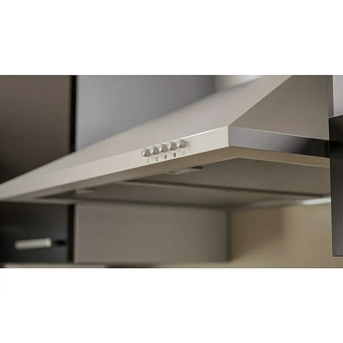 Respekta Küchenzeile Malia - Breite: 280 cm, Schwarz, Mit Elektrogeräten, Dekor Arbeitsplatte: Holzoptik, Volumen Backofen: 58 l - Nahaufnahme einer Dunstabzugshaube aus Edelstahl mit Drehknöpfen zur Steuerung von Licht und Lüftergeschwindigkeit über einem Kochfeld.
