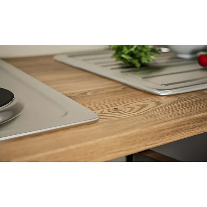 Respekta Küchenzeile Malia - Breite: 270 cm, Schwarz, Mit Elektrogeräten, Dekor Arbeitsplatte: Holzoptik, Volumen Backofen: 58 l - Detailaufnahme einer Küchenarbeitsplatte aus Holz mit integriertem Edelstahlspülbecken und Kochfeld, die eine rustikale und moderne Ästhetik vereint.