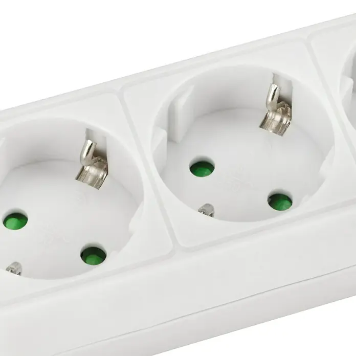 Steckdosenleiste - Anzahl Steckdosen Schuko: 3 Stk., Weiß, Kabellänge: 5 m, Ohne Schalter - Nahaufnahme einer weißen Steckdosenleiste mit mehreren Steckdosen und Schutzvorrichtungen. Ideal für den Einsatz im Innenbereich.