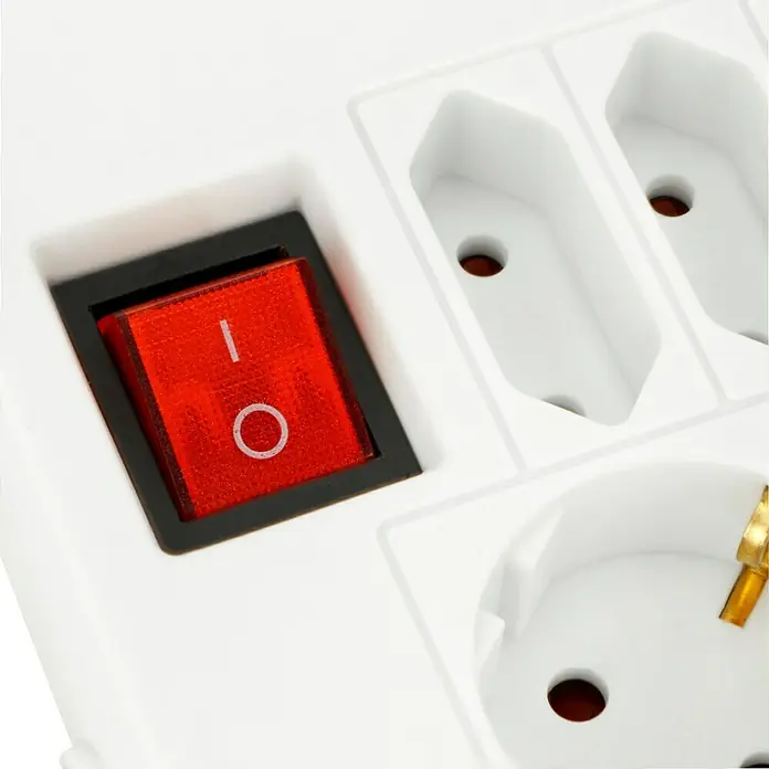 Steckdosenleiste - Weiß, Kabellänge: 1,4 m, Mit Schalter, Anzahl Steckdosen Schuko: 3 Stk. - Detailaufnahme einer weißen Steckdosenleiste mit rotem Schalter in der Position "Aus", zeigt die Funktionalität und das Design.