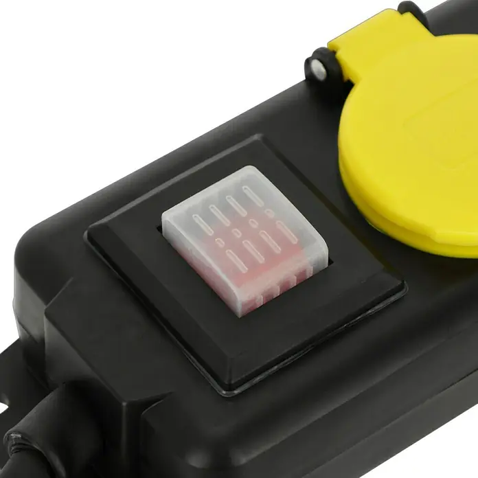 Steckdosenleiste - Anzahl Steckdosen Schuko: 5 Stk., Schwarz/Gelb, Kabellänge: 1,4 m, IP44, Mit Schalter - Nahaufnahme eines schwarzen Stromverteilers mit einem roten Schalter und gelbem Stecker, ideal für den Innen- und Außenbereich.