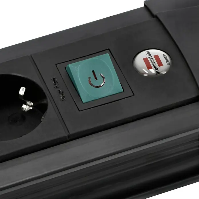 Brennenstuhl Steckdosenleiste Premium Line Plus - 10-fach, Schwarz, Kabellänge: 3 m, Mit Schalter - Nahaufnahme einer Brennenstuhl-Steckdosenleiste mit Ein-/Ausschalter und Steckdose.