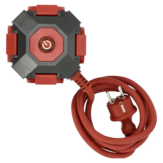 Steckdosenball - Grau/Rot, 1,4 m, IP44 - Eine rote Würfel-Mehrfachsteckdose mit einem schwarzen Oberteil und einem roten EU-Stecker ist auf schwarzem Hintergrund abgebildet.