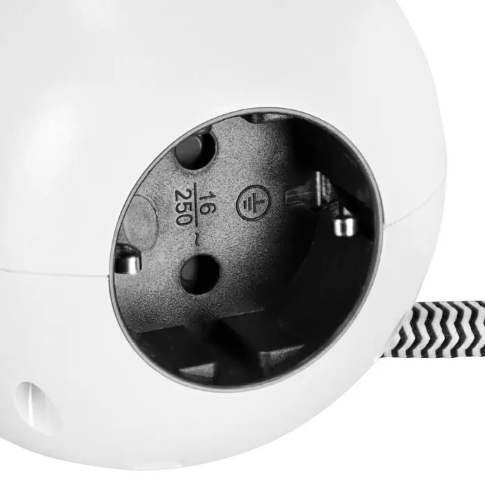 Voltomat Steckdosenwürfel - 4-fach, Weiß/Schwarz, 1,4 m - Nahaufnahme einer weißen Lampe mit einem EU-Steckeranschluss, der mit 16 A und 250 V bewertet ist und ein Erdungssymbol aufweist.