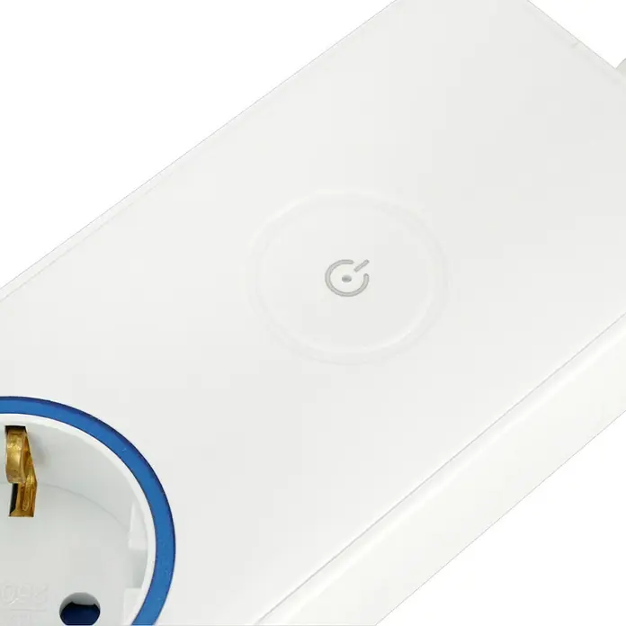 Blaupunkt Steckdosenleiste - 4-fach, Weiß, Kabellänge: 2 m, Mit Schalter - Nahaufnahme einer weißen Smart-Steckdose mit EU-Stecker und einem Power-Button.