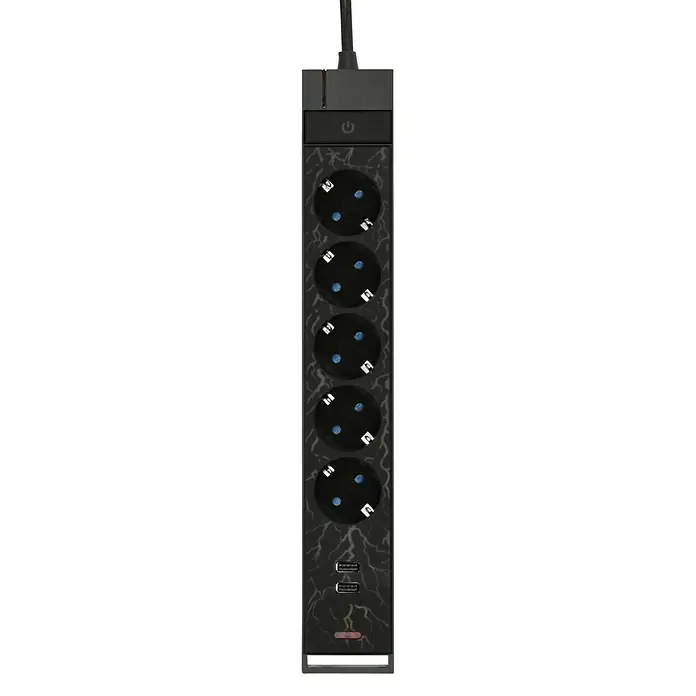 Steckdosenleiste - 5-fach, Schwarz, Kabellänge: 1,4 m, Mit Schalter - Aufnahme einer Stromleiste mit mehreren Steckdosen und USB-Anschlüssen vor einem neutralen, dunklen Hintergrund.