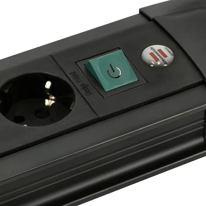 Brennenstuhl Steckdosenleiste Premium Line Plus - 6-fach, Schwarz, Kabellänge: 3 m, Mit Schalter - Nahaufnahme einer Brennenstuhl Steckdosenleiste mit Schalter und Steckdose.