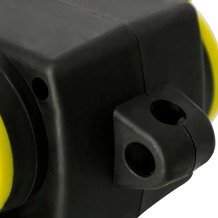 Voltomat Steckdosenleiste - Schwarz/Gelb, Kabellänge: 10 m, IP44, Ohne Schalter - Detailaufnahme eines schwarzen und gelben Produktes mit Löchern und einer Klammer. Das Produkt wirkt robust und funktional.