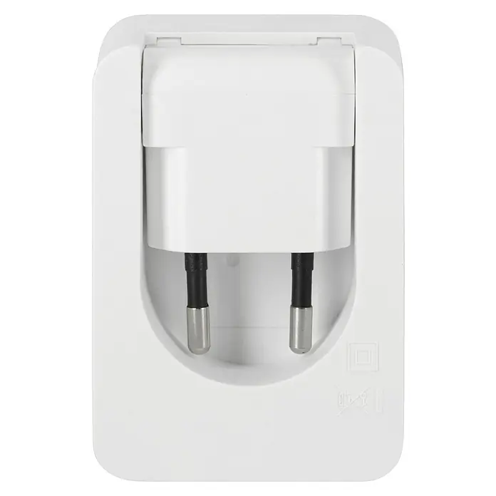 Voltomat USB-Adapter Typ A & C Wireless charging - Weiß - Nahaufnahme eines weißen Reisesteckers mit zwei runden Stiften, der in einer weißen Hülle steckt. Der Adapter ist kompakt und reisefreundlich.