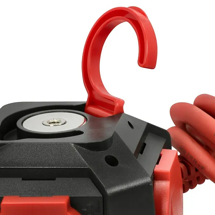Steckdosenball - Grau/Rot, 1,4 m, IP44 - Nahaufnahme eines rot-schwarzen Arbeitsscheinwerfers mit Haken und Kabel. Das robuste Design und die leuchtende Farbe sind ideal für Baustellen.