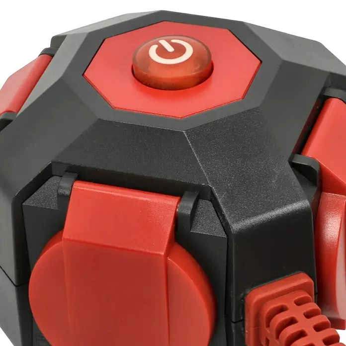 Steckdosenball - Grau/Rot, 1,4 m, IP44 - Nahaufnahme eines schwarzen und roten Stromwürfels mit einem Netzschalter oben und mehreren Steckdosen an den Seiten.