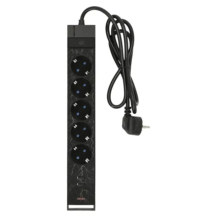 Steckdosenleiste - 5-fach, Schwarz, Kabellänge: 1,4 m, Mit Schalter - Steckdosenleiste mit fünf Steckdosen, USB-Anschlüssen und Stromkabel. Das Gerät ist schwarz mit einem Muster aus Blitzen.