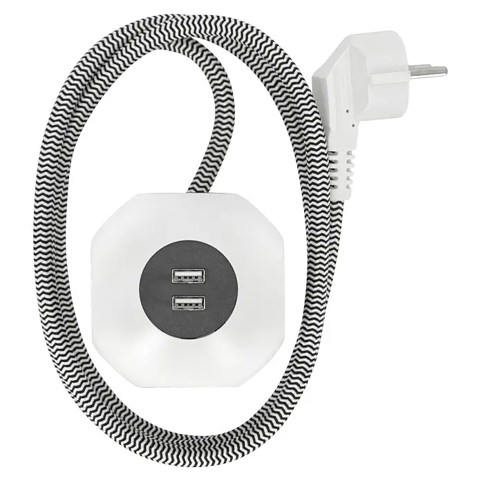 Voltomat Steckdosenwürfel - 4-fach, Weiß/Schwarz, 1,4 m - Nahaufnahme eines weißen USB-Ladegeräts mit einem schwarz-weiß gestreiften Kabel und einem weißen Stecker.