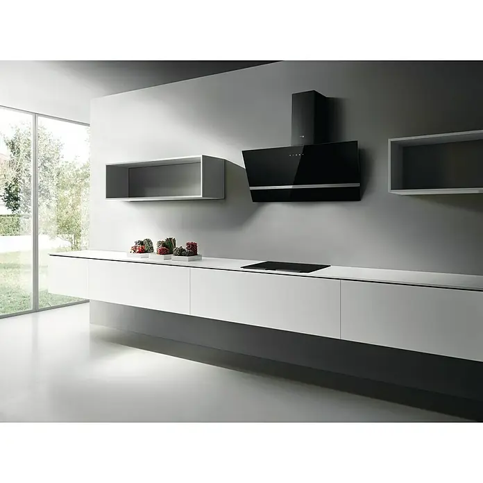 Turboair Campana extractora Kitty - Ancho: 90 cm, 650 m³/h, Negro - Imagen de una cocina moderna con campana extractora y elegantes armarios blancos, destacando el diseño de la cocina.