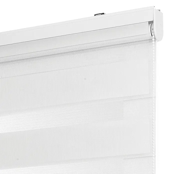 Estor noche y día Duolux - An x Al: 120 x 250 cm, Blanco - Primer plano de un estor enrollable dúo blanco con franjas alternas transparentes y opacas, perfecto para la decoración de ventanas.