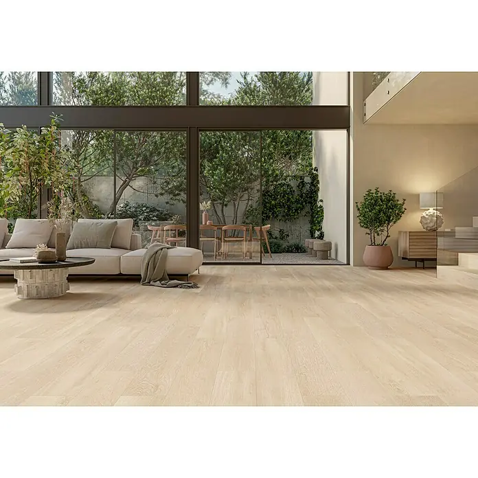 Pavimento porcelánico Origin - 20 x 120 cm, Natural, Mate, Rectificado - Interior luminoso con un elegante sofá, una mesa con estilo y un acogedor suelo de madera que irradia calidez y confort.