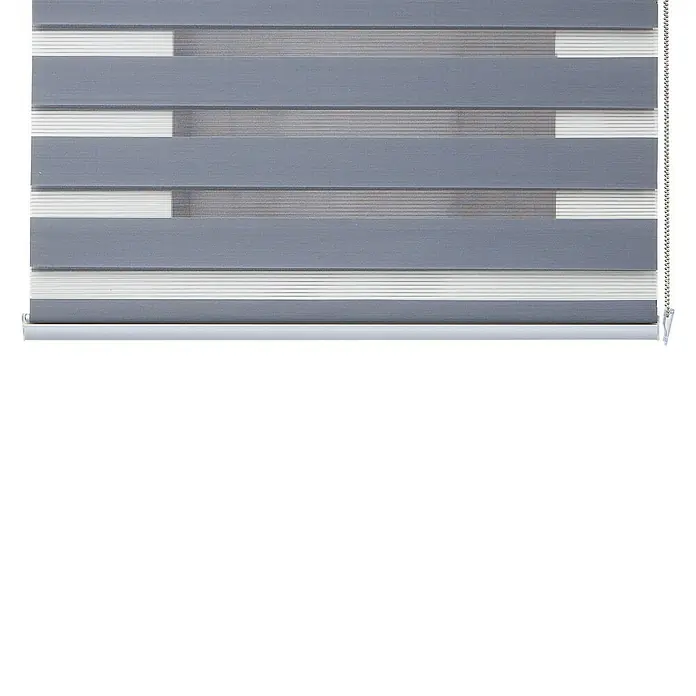 Estor noche y día Platinum - An x Al: 200 x 250 cm, Plateado - Primer plano de persianas enrollables dobles grises que muestran un tratamiento de ventana moderno con rayas horizontales opacas y translúcidas alternas.