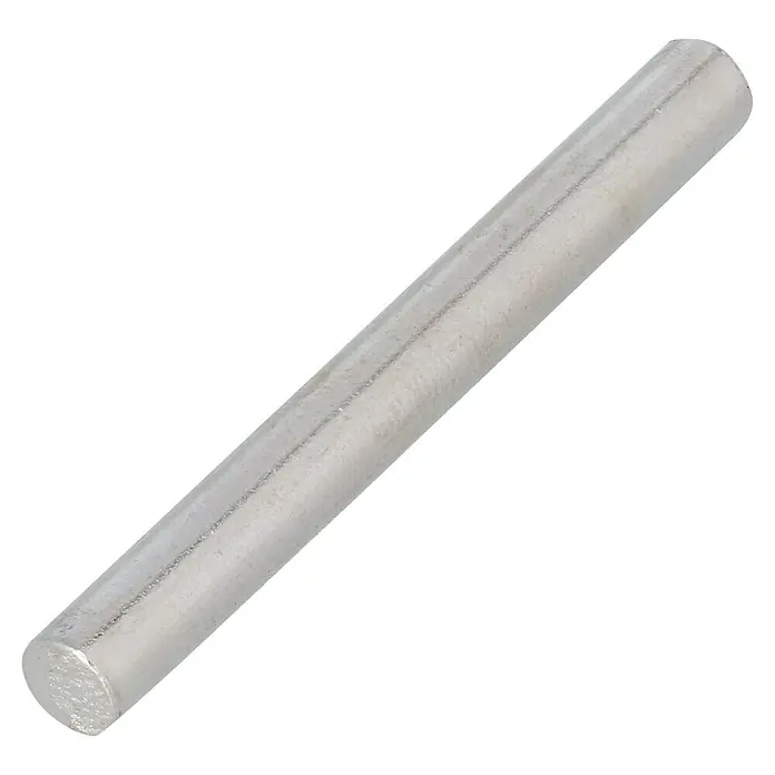Häfele Bodenträger - Ø x L: 5 x 45 mm, Stahl - Nahaufnahme eines metallischen Dübelstifts auf schwarzem Hintergrund. Ein zylindrisches Verbindungselement aus Metall, glatt und schimmernd.
