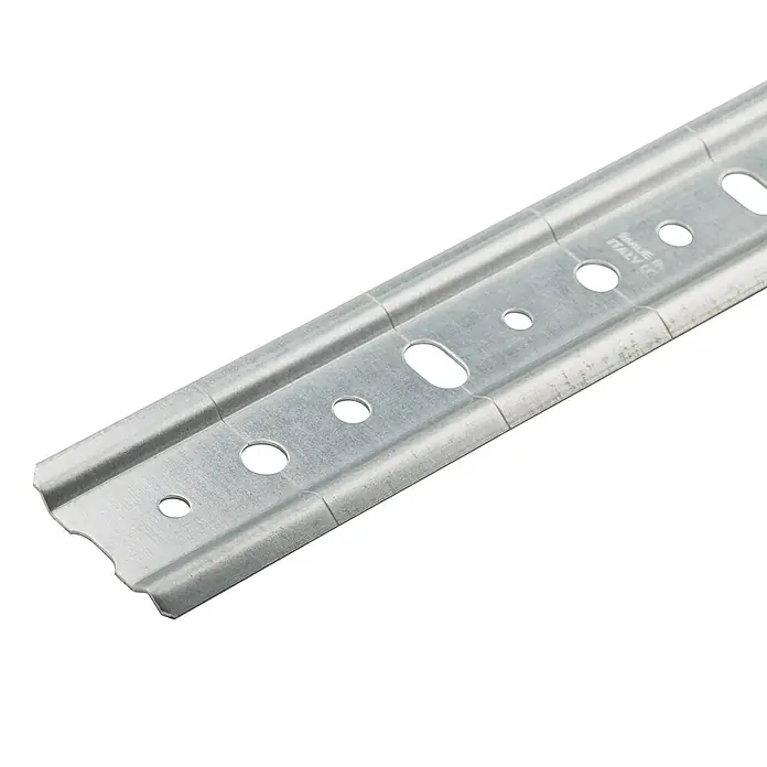 Aufhängeschiene - 2.000 mm, Stahl, Verzinkt - Bild einer Metallschiene mit Löchern. Ideal für Befestigungen, bietet die Schiene Stabilität und Vielseitigkeit in verschiedenen Bauprojekten.