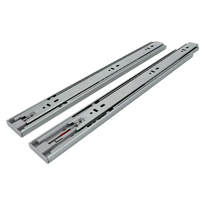 Accuride Schubladenführung 3832 TR Push - Einbaulänge: 500 mm, Traglast: 45 kg, Vollauszug, Seitlich am Schubkasten, Verzinkt - Nahaufnahme von zwei silbergrauen Schubladenschienen, die die langlebige und ausziehbare Konstruktion für Möbelanwendungen zeigen.