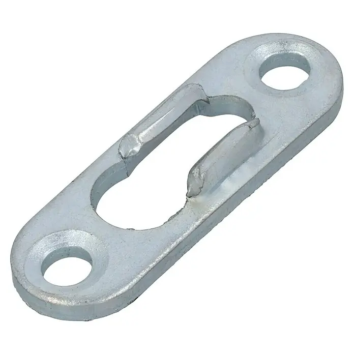 Häfele Linsenkopfplatte - L x B x H: 43 x 16 x 3,5 mm - Nahaufnahme eines silberfarbenen Türschließblechs mit Aussparung und Löchern zur Befestigung an einer Tür oder einem Rahmen.