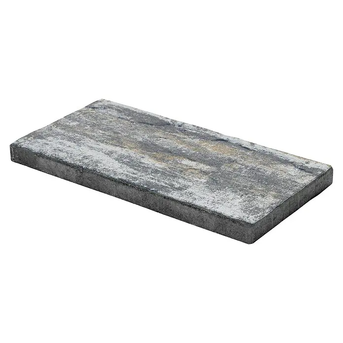Terrassenplatte Latina - 48 x 24 x 3 cm, Muschelkalk, Beton - Nahaufnahme eines einzelnen Pflastersteins mit einem rustikalen, verwitterten Aussehen, ideal für Außenbereiche und Gärten.
