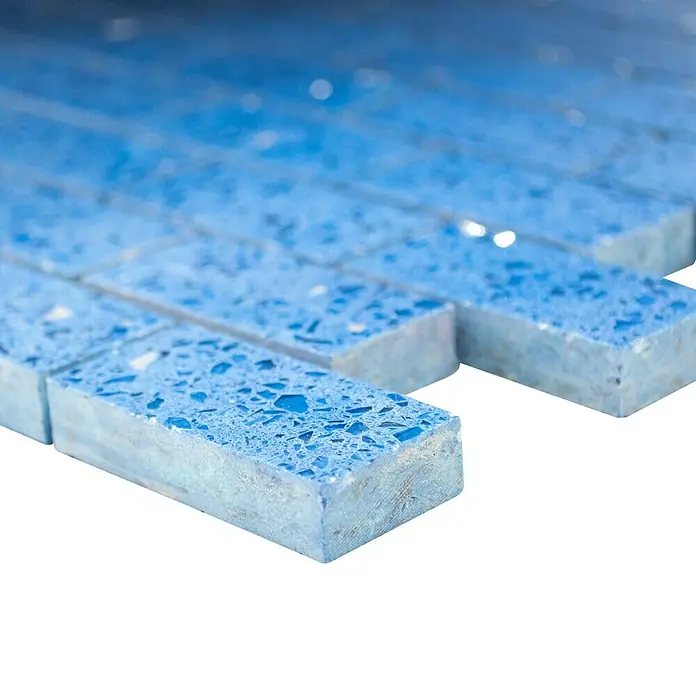 Mosaikfliese Brick Artifical XCM ASMB5 - 30 x 30 cm, Blau, Glänzend - Nahaufnahme von blauem Glasmosaik, das ein einzigartiges, texturiertes Design für stilvolle Innenräume bietet.