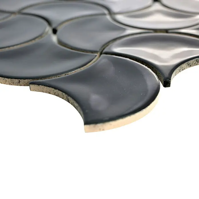 Mosaikfliese Fächer Uni FS 11B - 27,6 x 27,6 cm, Schwarz, Glänzend - Nahaufnahme von schwarzen, fächerförmigen Mosaikfliesen mit glänzender Oberfläche und hellen Kanten, die ein elegantes Muster bilden.